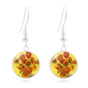 Détail des boucles d'oreilles pendantes avec l'art des tournesols de Van Gogh