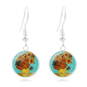 Détail de boucles d'oreilles pendantes avec motif Tournesols de Van Gogh en verre