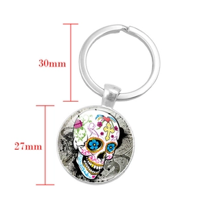 Détail macro du pendentif en verre Sugar Skull de 27mm avec art coloré Jour des Morts