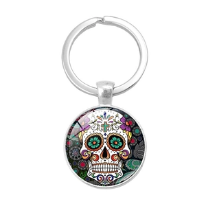 Détail du porte-clés tête de mort mexicaine avec dôme en verre et motifs floraux colorés