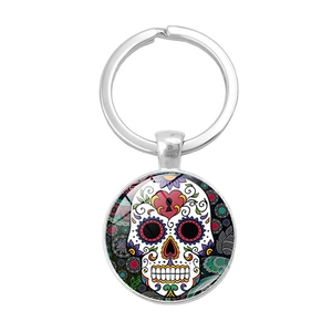 Porte-clés mexicain Jour des Morts avec tête de mort en verre et motifs de roses