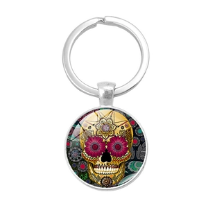 Porte-clés Jour des Morts argenté avec motif tête de mort et roses colorées