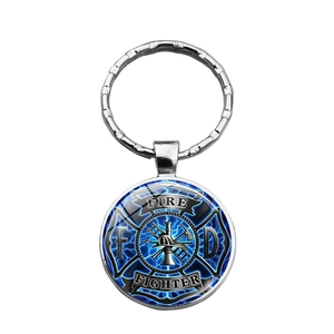 Detalle del llavero emblema de bomberos con escudo azul y marco de metal pulido
