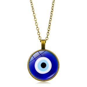 Collar vintage de bronce con colgante de ojo turco de cristal azul sobre un fondo blanco