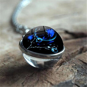 Collier signe du zodiaque Poissons avec boule de verre double face sur bois