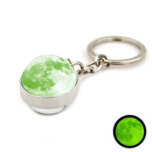 Porte-clés lune verte lumineuse avec boule de verre et effet brillant dans le noir