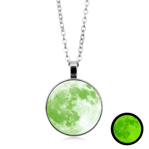 Vista detallada del collar de luna luminosa con textura lunar verde fluorescente