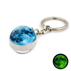 Porte-clés lune lumineuse avec boule de verre double face et texture lunaire bleue