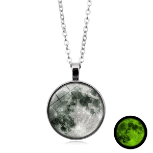 Collar con Colgante de Luna del Sistema Solar Luminoso Retro Brilla En La Oscuridad Planeta Celestial Cabujón de Vidrio Redondo Joyas Aleación Mujer