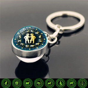 Vue détaillée du porte-clés boule de cristal zodiacal avec effet lumineux Gémeaux