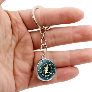 Porte-clés Verseau avec boule de cristal lumineuse et breloque en métal argenté rétro