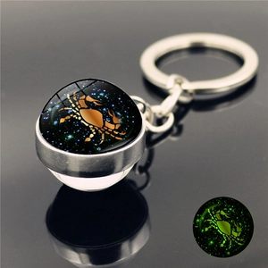 Porte-clés Cancer lumineux en boule de verre avec anneau en métal et effet phosphorescent