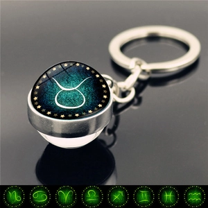 Vue macro détaillée montrant l'effet lumineux vert du porte-clés boule de verre du zodiaque