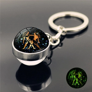 Porte-clés signe Gémeaux phosphorescent avec boule de verre et fluorescence verte dans le noir