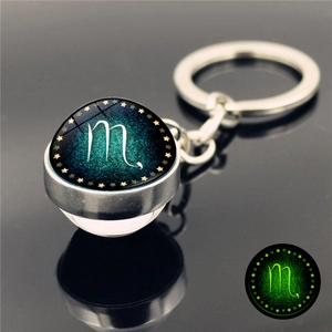 Porte-clés signe Scorpion lumineux avec une boule en verre et motif ciel étoilé