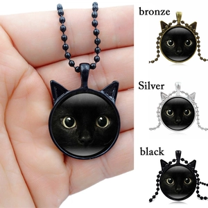 Collana con ciondolo a orecchie di gatto e gemma di vetro nero in bronzo argento e nero