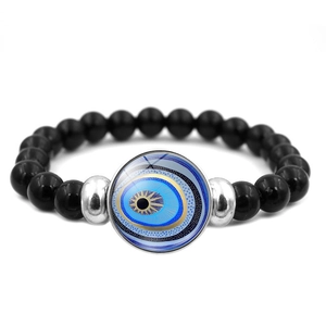 Dettaglio del bracciale di perline nere con ciondolo occhio blu e accenti argentati