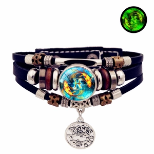 Détail du bracelet Poissons en cuir multicouche avec breloque lumineuse et perles en métal