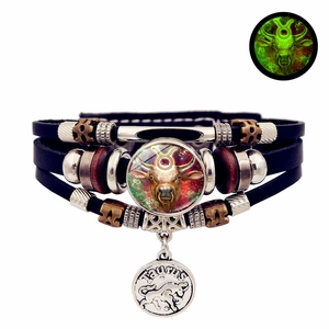 Vue détaillée du bracelet multicouche en cuir avec charm Taureau luminescent