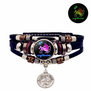 Dettaglio del bracciale in pelle Sagittario con cupola in vetro luminoso e ciondolo inciso