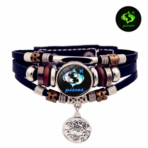Dettaglio macro del bracciale multistrato in pelle segno Pesci con perline e ciondoli