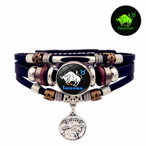 Dettaglio del bracciale Toro in pelle multistrato con perline e ciondolo luminoso