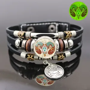 Bracelet multicouche en cuir avec cabochon en verre Bélier et breloque en métal gravée