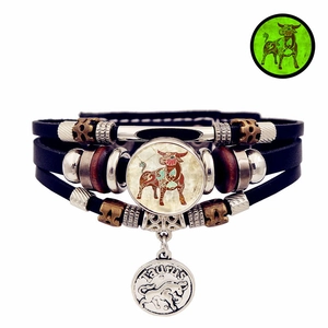 Détail du bracelet Taureau multicouche en cuir avec perles en bronze et dôme en verre