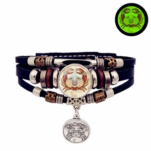 Détail du bracelet en cuir zodiaque Cancer avec cabochon lumineux et pendentif en métal
