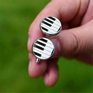 Boutons de manchette argentés pour hommes avec motif de touches de piano et fermoir pivotant