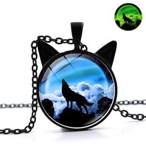 Collier lumineux avec silhouette de loup, pendentif oreilles de chat et chaîne noire