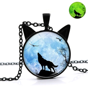 Détail du pendentif oreilles de chat avec loup hurlant lumineux et chaîne noire fine