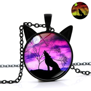 Détail du pendentif loup hurlant à la lune avec effet lumineux et cadre oreilles de chat