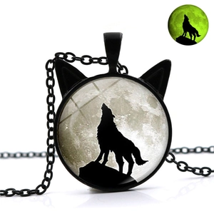 Collier loup hurlant à la lune avec cadre oreilles de chat et pendentif luminescent