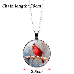 Détail montrant la chaîne de 50 cm et les dimensions du pendentif oiseau cardinal