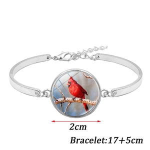 Détail du bracelet cardinal argenté avec pendentif en verre de 2cm et fermoir homard
