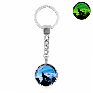 Luminous glow-in-the-dark wolf silhouette keychain with green light effect in the dark