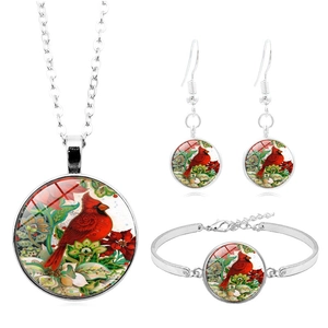 Vue détaillée de l'ensemble de bijoux cardinal avec collier, boucles d'oreilles et bracelet