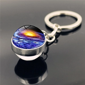 Vue macro d'un porte-clés boule de verre nébuleuse avec anneau argenté et reflet poli