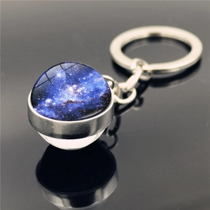 Vue détaillée du pendentif boule de verre nébuleuse galaxie sur porte-clés argenté
