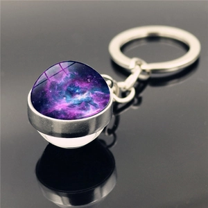 Détail du porte-clés en verre nébuleuse galaxie double face avec chaîne en métal argenté