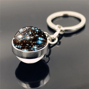 Porte-clés boule de verre nébuleuse galaxie double face avec anneau argenté et motif cosmique