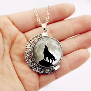 Collier loup hurlant lumineux avec pendentif lune rotatif au design vintage argenté