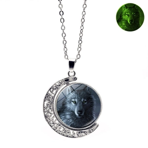 Détail du collier lune loup hurlant montrant l'effet lumineux dans le noir