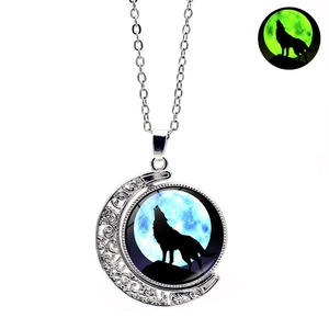 Détail du pendentif lune et loup avec effet lumineux vert dans l'obscurité