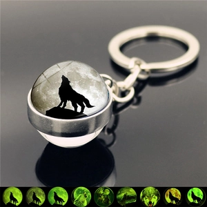 Porte-clés Lumineux Loup Hurlant Lune Alliage de Zinc Cabochon en Verre Brille dans le Noir Pendentif Animal Porte-clés Bijoux Cadeau