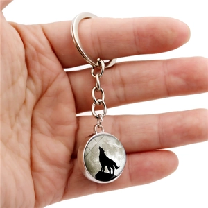 Porte-clés avec pendentif dôme en verre loup hurlant sous la pleine lune et anneau argent