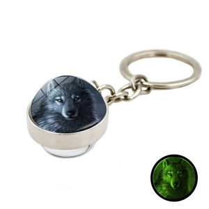 Porte-clés lumineux avec cabochon en verre tête de loup et effet de lueur verte