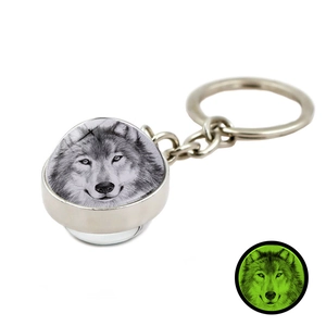 Porte-clés loup lumineux avec effet de lueur verte dans l'obscurité du métal