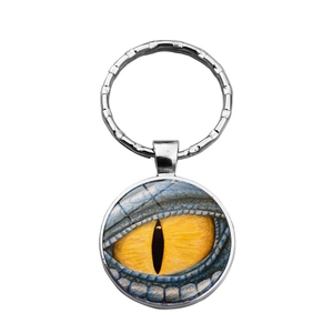 Détail du porte-clés cabochon œil de dragon avec iris jaune et anneau en métal argenté